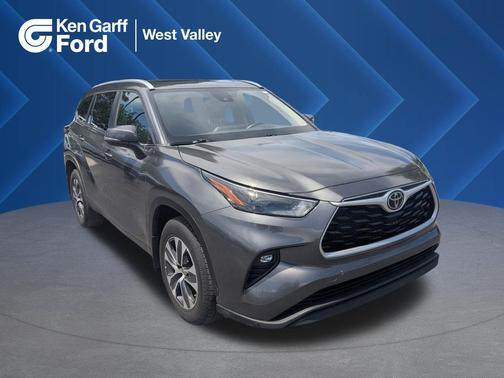 Magnetic Gray Metallic 2023 Toyota Highlander XLE