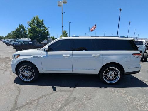 White Metallic 2022 Lincoln Navigator L Reserve