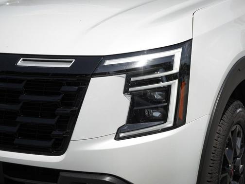 Aspen White Tricoat/Super Black 2025 Nissan Armada PRO-4X