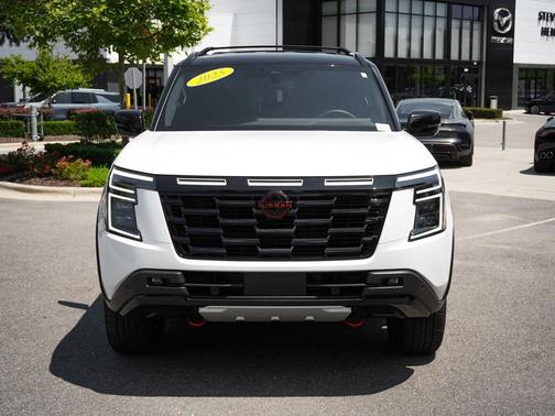 Aspen White Tricoat/Super Black 2025 Nissan Armada PRO-4X