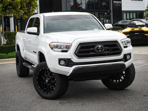 White 2022 Toyota Tacoma SR5