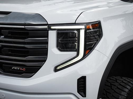 White 2023 GMC Sierra 1500 AT4