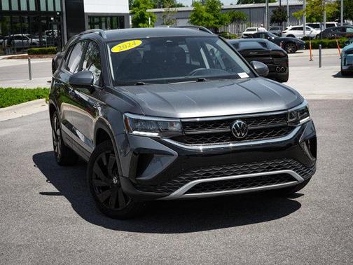 Platinum Gray Metallic 2024 Volkswagen Taos SE