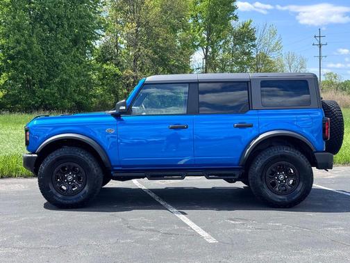 VELOCITY BLUE METALLIC 2023 Ford Bronco Wildtrak