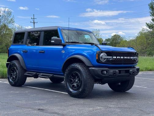 VELOCITY BLUE METALLIC 2023 Ford Bronco Wildtrak
