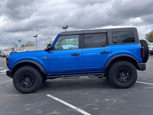VELOCITY BLUE METALLIC 2023 Ford Bronco Wildtrak