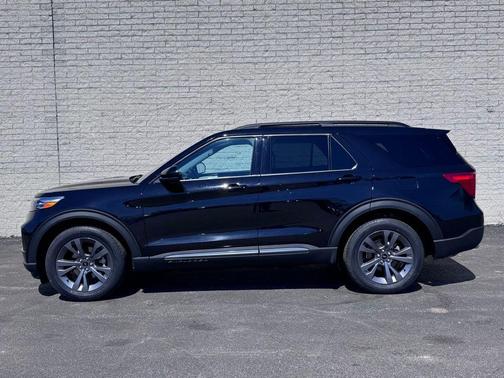 AGATE BLACK METALLIC 2023 Ford Explorer XLT