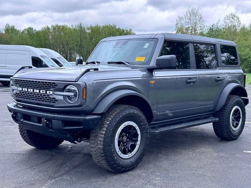 CARBONIZED GRAY METALLIC 2024 Ford Bronco Badlands