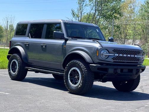 CARBONIZED GRAY METALLIC 2024 Ford Bronco Badlands