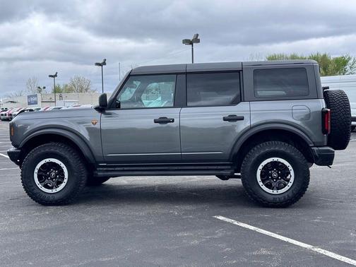 CARBONIZED GRAY METALLIC 2024 Ford Bronco Badlands