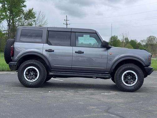 CARBONIZED GRAY METALLIC 2024 Ford Bronco Badlands
