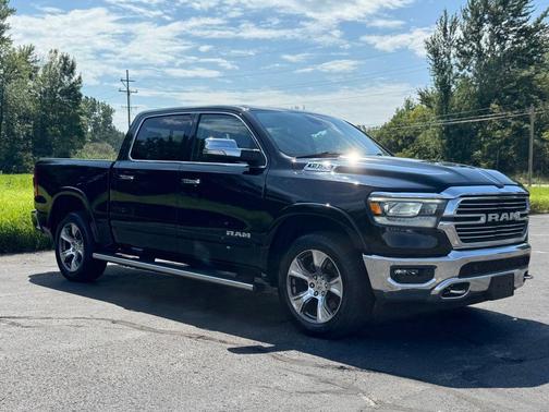 Diamond Black Crystal Pearlcoat 2021 RAM 1500 Laramie