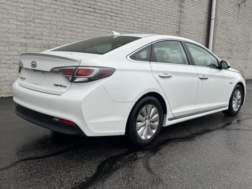 2017 Hyundai SONATA Hybrid SE