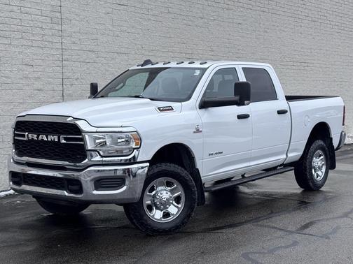 2022 RAM 3500 Tradesman Crew Cab 4x4 6'4' Box