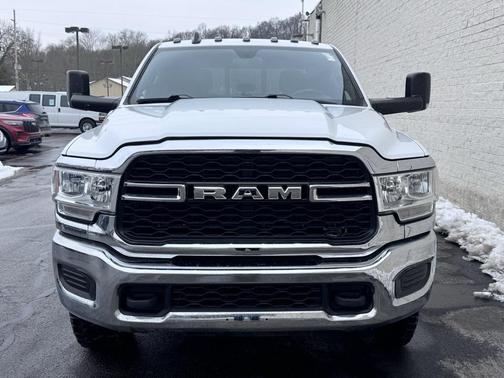 2022 RAM 3500 Tradesman Crew Cab 4x4 6'4' Box