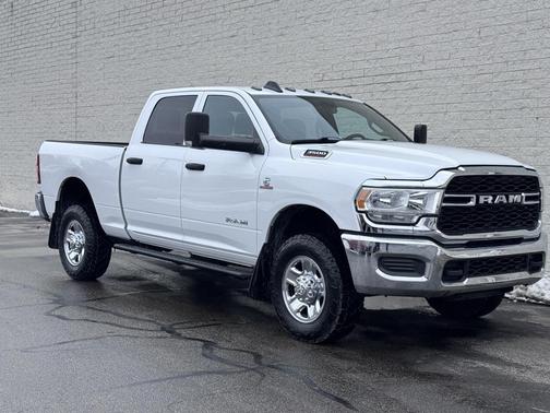 2022 RAM 3500 Tradesman Crew Cab 4x4 6'4' Box