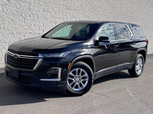 Mosaic Black Metallic 2023 Chevrolet Traverse LS
