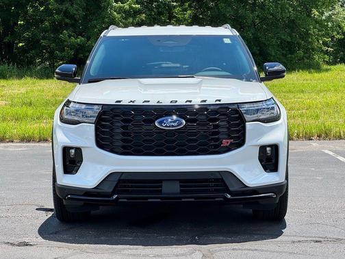 Star White Metallic Tri-Coat 2026 Ford Explorer ST
