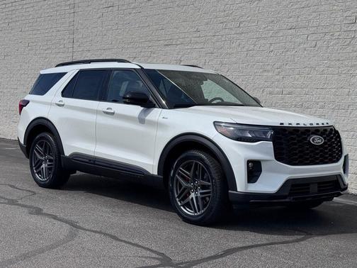 Star White Metallic Tri-Coat 2026 Ford Explorer ST-Line