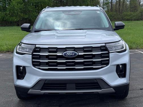 Space White Metallic 2026 Ford Explorer Active