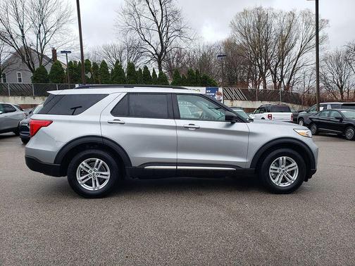 ICONIC SILVER METALLIC 2022 Ford Explorer XLT