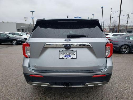 ICONIC SILVER METALLIC 2022 Ford Explorer XLT