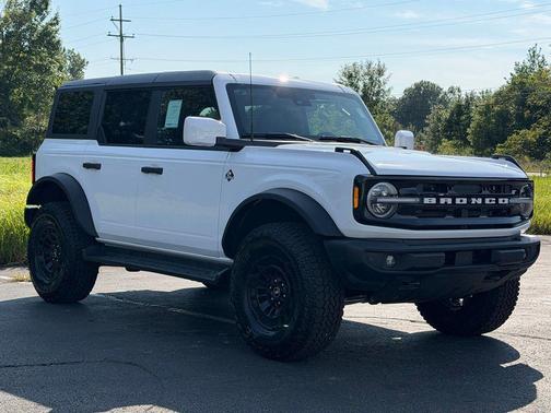 Oxford White 2026 Ford Bronco Outer Banks