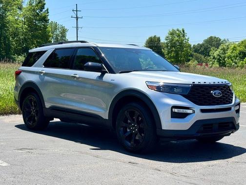 ICONIC SILVER METALLIC 2023 Ford Explorer ST-Line