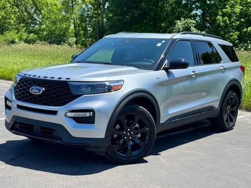 ICONIC SILVER METALLIC 2023 Ford Explorer ST-Line