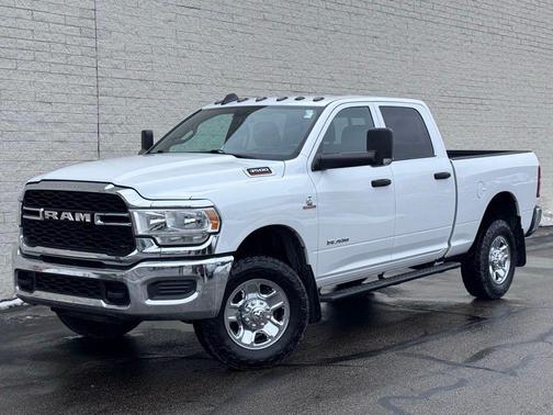 2022 RAM 3500 Tradesman Crew Cab 4x4 6'4' Box