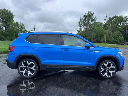 Cornflower Blue 2022 Volkswagen Taos 1.5T SEL