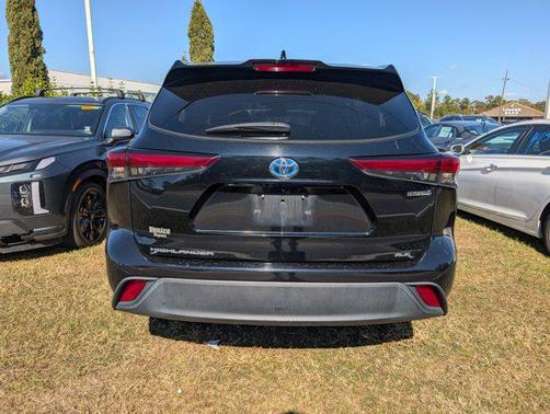 2022 Toyota Highlander Hybrid XLE