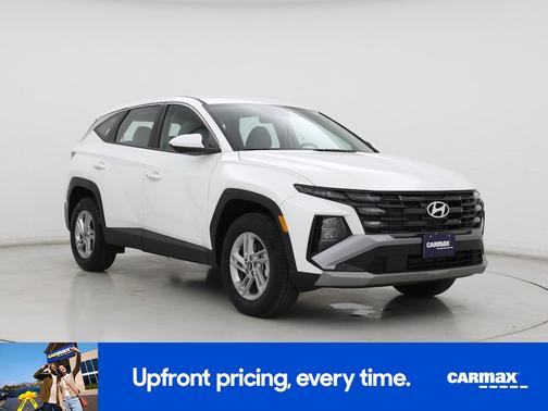White 2025 Hyundai TUCSON SE