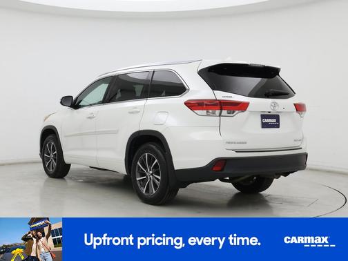 White 2017 Toyota Highlander XLE
