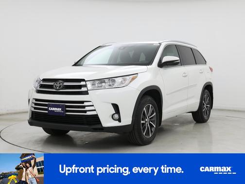 White 2017 Toyota Highlander XLE