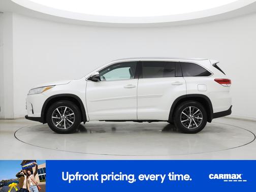 White 2017 Toyota Highlander XLE