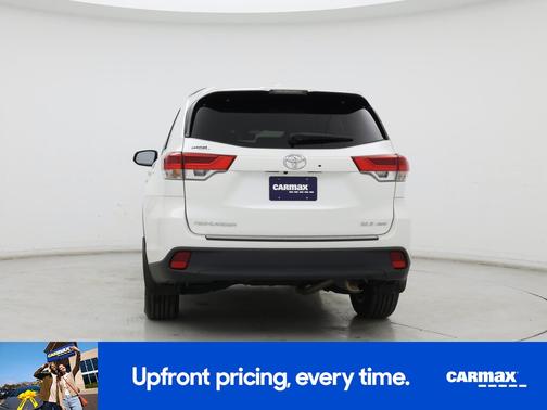 White 2017 Toyota Highlander XLE