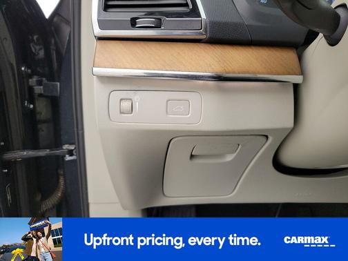 Gray 2022 Volvo XC90 T6 Momentum