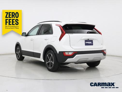 White 2025 Kia Niro LX
