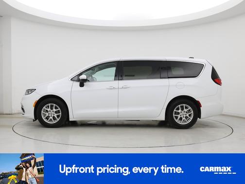White 2023 Chrysler Pacifica Touring L
