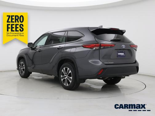Gray 2022 Toyota Highlander Hybrid XLE