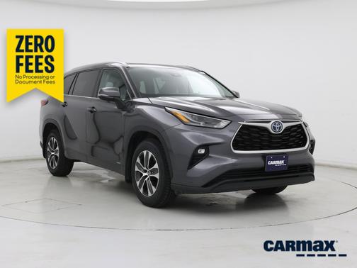 Gray 2022 Toyota Highlander Hybrid XLE