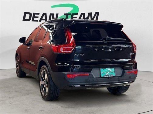 2023 Volvo XC40 B5 Plus Dark Theme