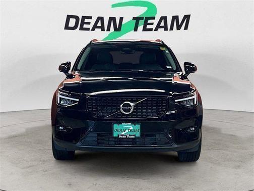 2023 Volvo XC40 B5 Plus Dark Theme