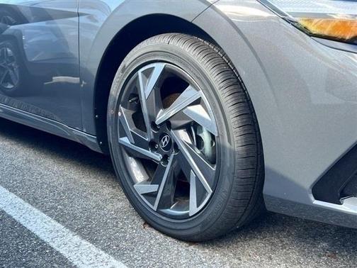 2025 Hyundai ELANTRA SEL