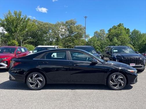 2025 Hyundai ELANTRA Limited