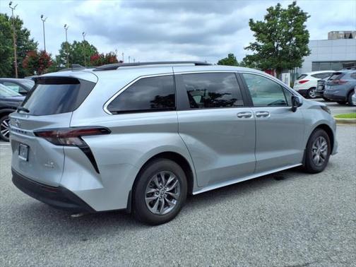 2023 Toyota Sienna LE