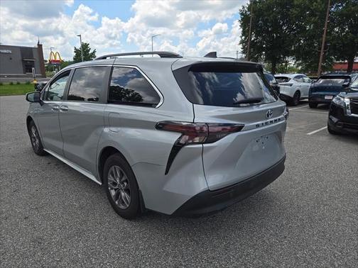 2023 Toyota Sienna LE