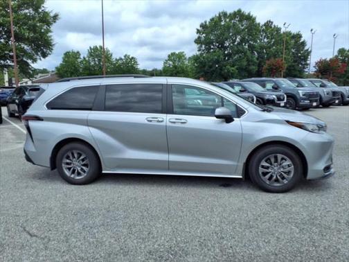 2023 Toyota Sienna LE