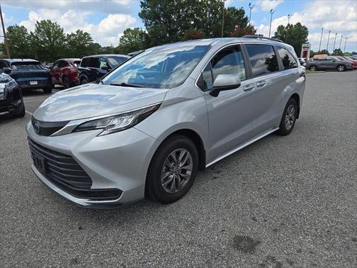 2023 Toyota Sienna LE